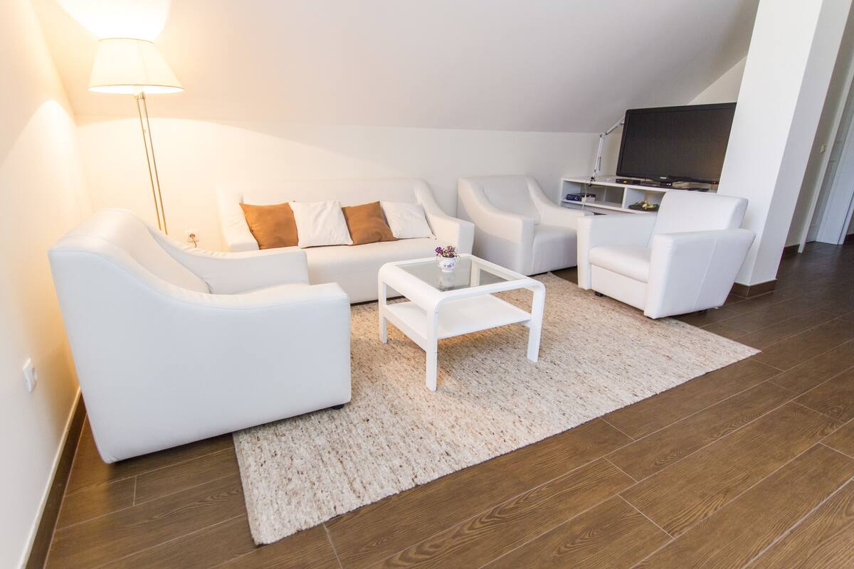 Suite, baño privado | Área de sala de estar | Televisión de pantalla plana
