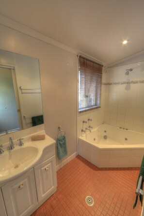 Chalet, 3 Bedrooms | Bilik Mandi