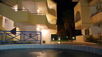 Fachada de la propiedad por la tarde o noche