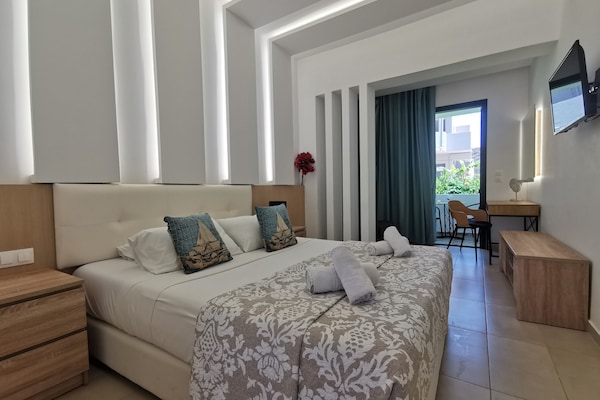 Comfort Studio, 1 Bedroom, Garden View | Desk, blackout drapes, soundproofing, free WiFi