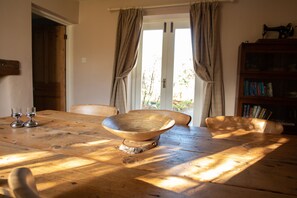 Three Bedroom Cottage | Private kitchen | Electric kettle - Ivy Lodge (Malvern)