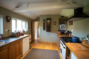 Three Bedroom Cottage | Private kitchen | Electric kettle - Ivy Lodge (Malvern)