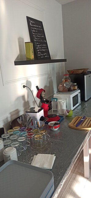 Daily continental breakfast (EUR 9 per person)