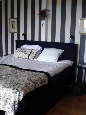 2 quartos, individualmente decorados, individualmente mobiliados