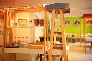 Café da manhã com buffet grátis todos os dias