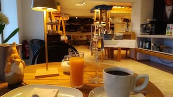 Café da manhã com buffet grátis todos os dias