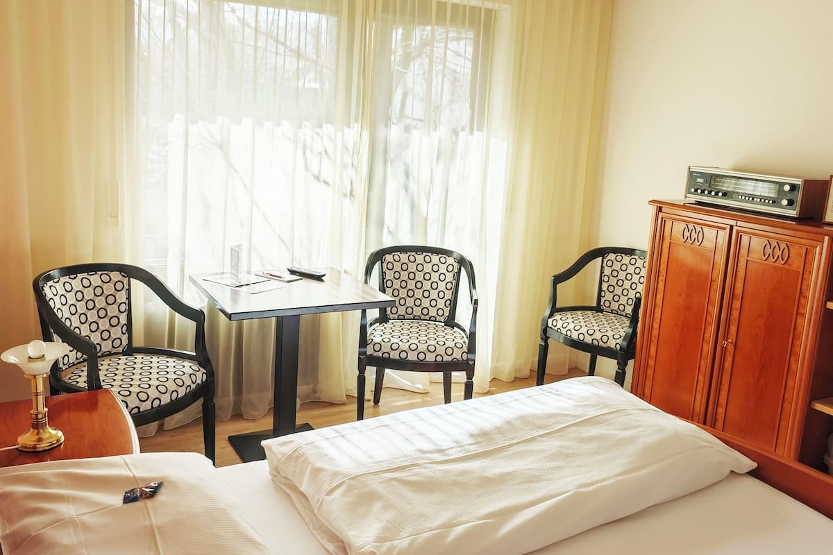 舒适双人房 | 1 多间卧室、防过敏的被褥、特色家居、办公桌