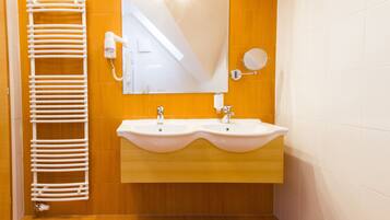 Deluxe Apartment | Bathroom | Free toiletries, hair dryer, towels, toilet paper