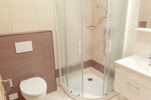 Standard Family Room | 浴室 | 淋浴設備、免費梳洗用品、風筒、提供毛巾