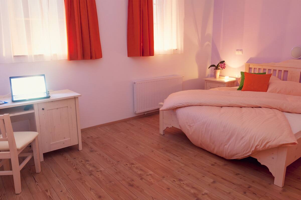 Habitación doble | Caja de seguridad en la habitación y tabla de planchar con plancha