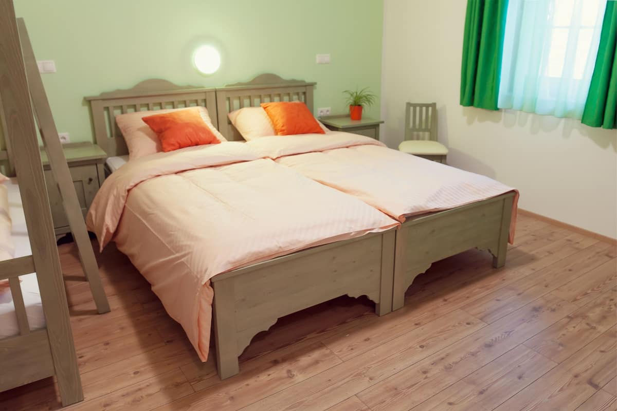 Caja de seguridad en la habitación y tabla de planchar con plancha