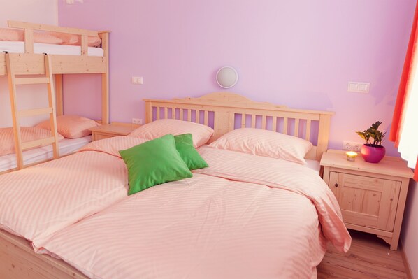 Standard Family Room | Zimmersafe, Bügeleisen/Bügelbrett, Babybetten, kostenloses WLAN