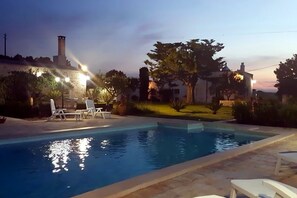 สระว่ายน้ำกลางแจ้งเปิดตามฤดูกาล