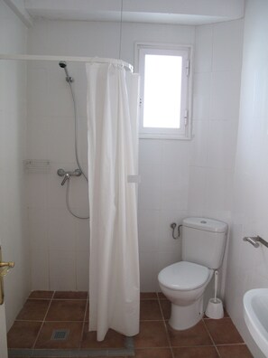 A bathroom with a shower, toilet, and bathtub. - Hotel Fragata (Calella)