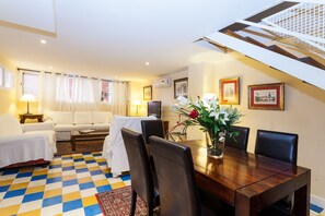 In-room dining - Las Casas de Moratín (Seville)