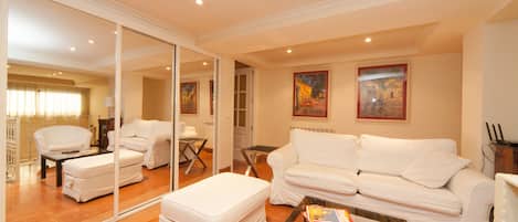 Huoneisto, 3 makuuhuonetta (La Gran Casa de Moratín) | Oleskelualue | Plasmatelevisio