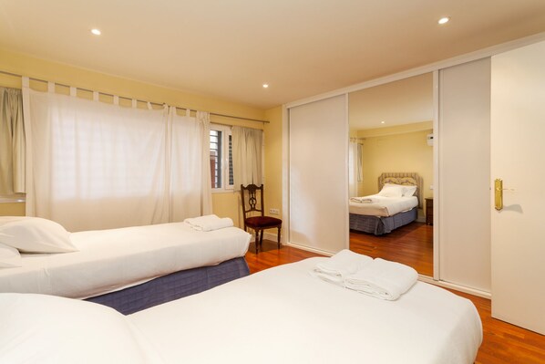 Soundproofing, iron/ironing board, free cribs/infant beds - Las Casas de Moratín (Seville)