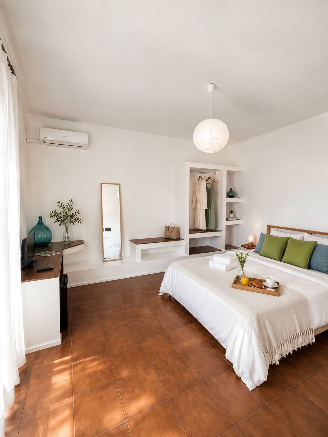 Un dormitorio moderno con cama, mesita de noche, perchero y lámpara de noche.