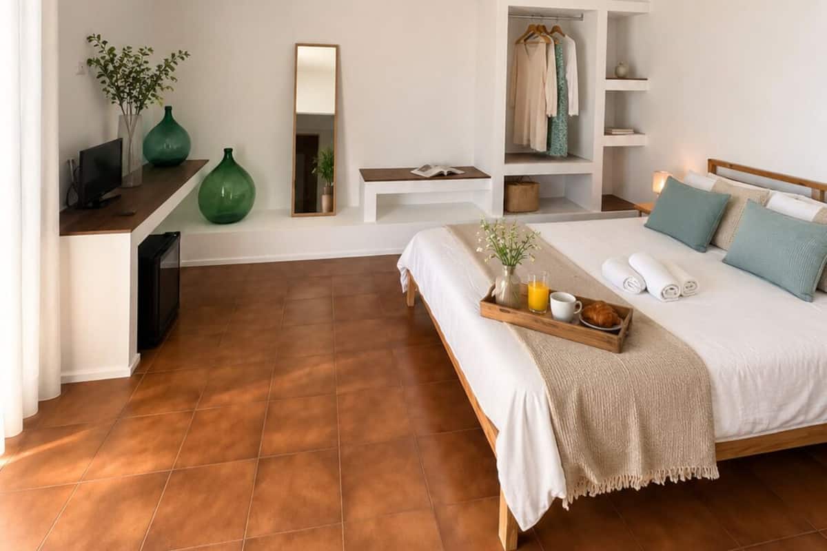 Chambre classique, 1 grand lit, salle de bain privée, cÎté jardin | Minibar, bureau, espace de travail pour ordinateurs portables