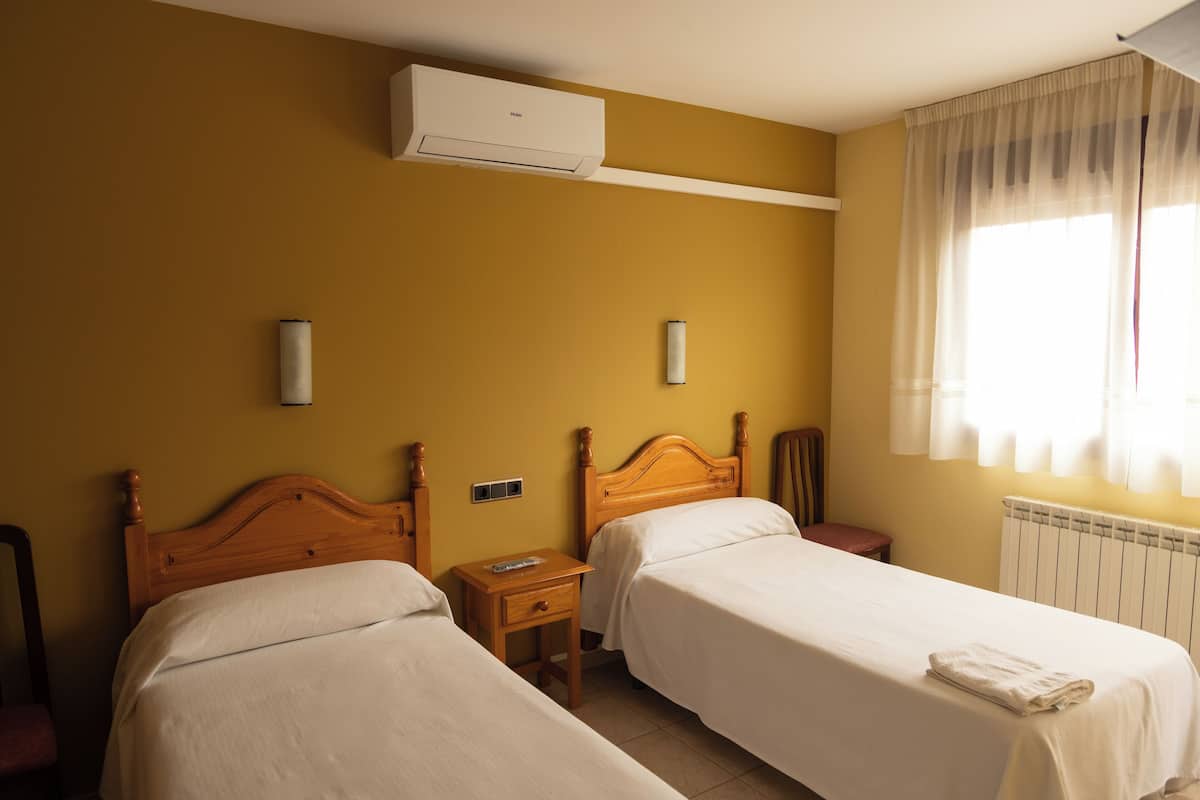 Twin kamer | Een bureau, extra bedden, gratis wifi, beddengoed