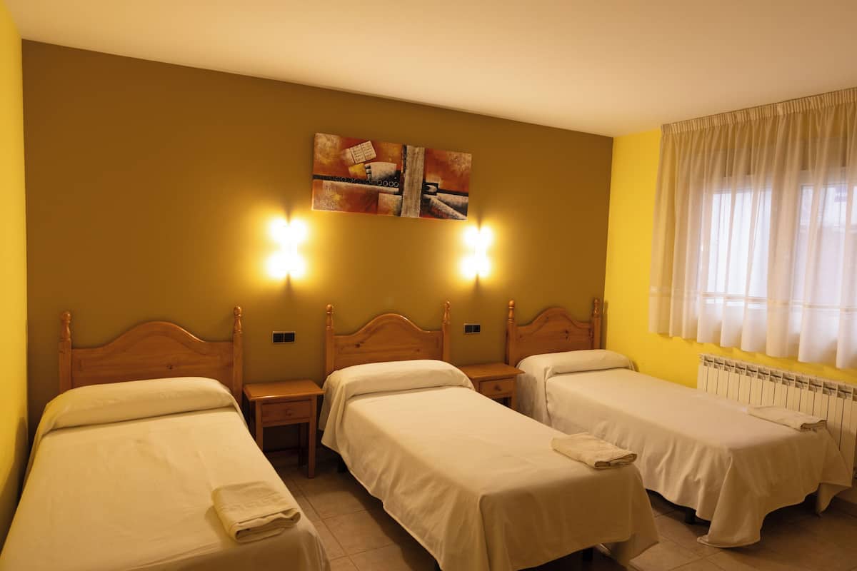 Driepersoonskamer | Een bureau, extra bedden, gratis wifi, beddengoed