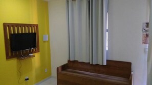 Apartamento, várias camas, para não fumantes | Área de estar | TV LCD 32 polegadas com canais via satélite, TV