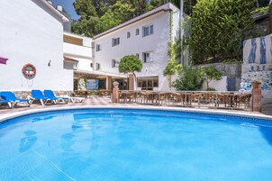 Outdoor pool, sun loungers
