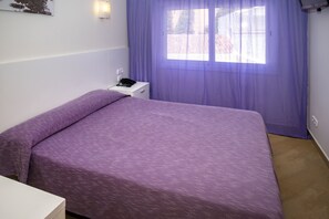 Habitación económica doble | Escritorio, tabla de planchar con plancha, wifi gratis y ropa de cama