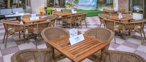 Bar en bord de piscine