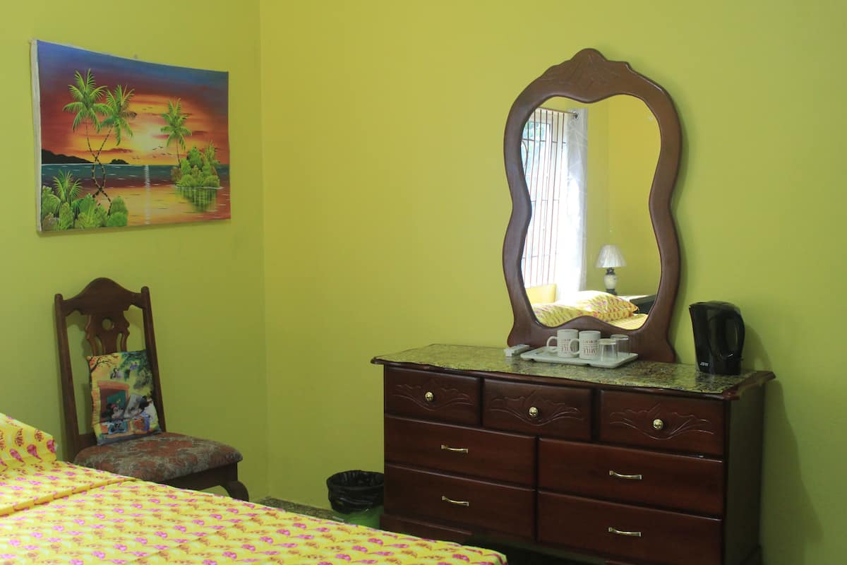 Muebles diferentes y tabla de planchar con plancha
