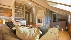 A spacious loft with a high ceiling, a fireplace, a dining area, and a kitchen. - Hotel Draga di Lovrana (Lovran)