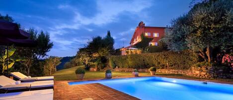 Piscine extérieure (ouverte en saison), parasols de plage