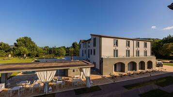 Suite Studio, 1 grand lit, bain à remous, vue piscine | Extérieur
