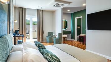 Studio Suite, 1 Queen Bed, Hot Tub, Pool View | In-room safe, soundproofing, free WiFi, bed sheets