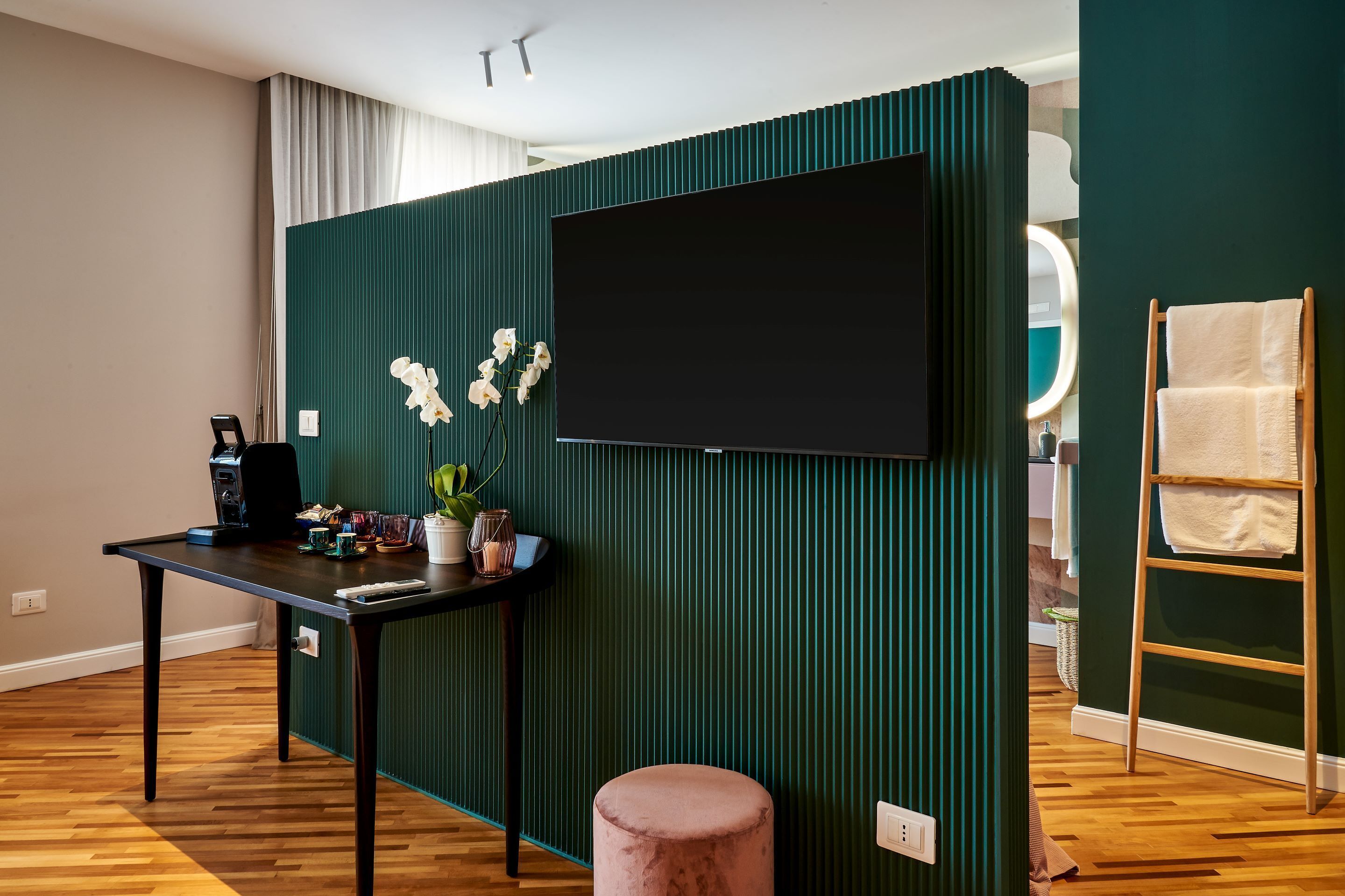 Junior Studio Suite, 1 Queen Bed, Hot Tub | In-room safe, soundproofing, free WiFi, bed sheets