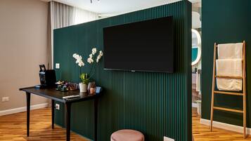 Junior Studio Suite, 1 Queen Bed, Hot Tub | In-room safe, soundproofing, free WiFi, bed sheets