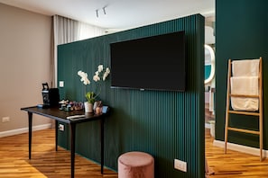 Junior Studio Suite, 1 Queen Bed, Hot Tub | In-room safe, soundproofing, free WiFi, bed sheets - Iumara Dimora di Campagna (Omignano)
