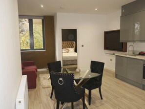 Deluxe-Apartment, 1 King-Bett, Nichtraucher, Gartenblick | Wohnzimmer | Smart-TV