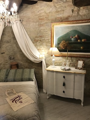 Doppelzimmer, 1 Doppelbett, eigenes Bad | Hochwertige Bettwaren, Daunenbettdecken, Schreibtisch, kostenloses WLAN