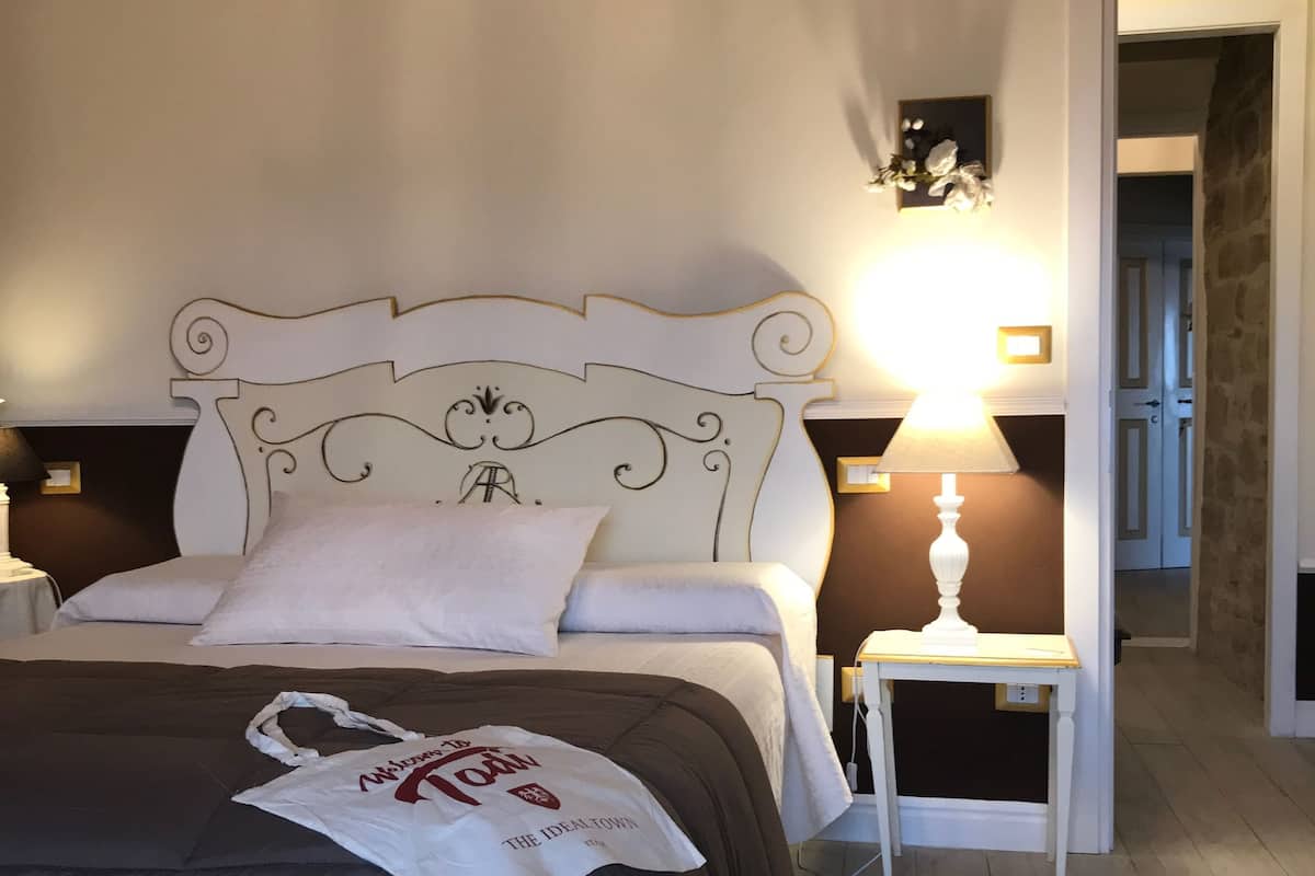 Luxe tweepersoonskamer, uitzicht op bergen | Luxe beddengoed, donsdekens, een bureau, gratis wifi
