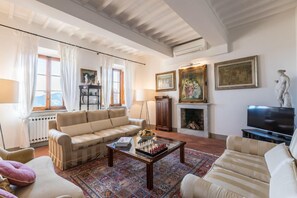 Villa, 5 habitaciones | Área de sala de estar | Televisión de pantalla plana y reproductor de DVD 