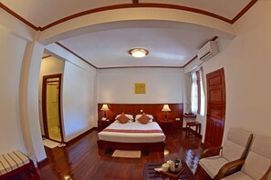 Deluxe-Zimmer | Minibar, Zimmersafe, Schreibtisch, Zustellbetten