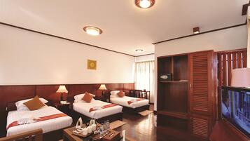 Maine Li Suite | Minibar, in-room safe, desk, rollaway beds