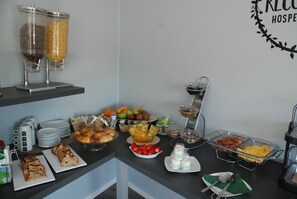 包含每日自助早餐