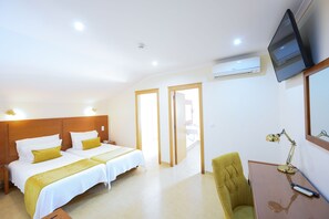 高级双床房 | 高档床上用品、羽绒被、迷你吧、客房内保险箱