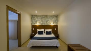 Ropa de cama de alta calidad, cubrecamas y minibar