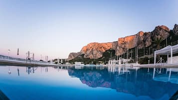 Kauden mukainen ulkouima-allas avoinna 9.00–18.30, aurinkovarjoja