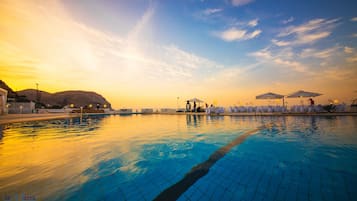Piscina externa sazonal, funciona das 9h às 18h30, guarda-sóis