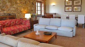 Villa, 5 Bedrooms | Living area