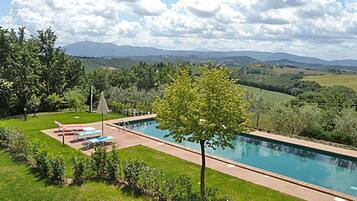 Piscina stagionale all'aperto, ombrelloni da piscina, lettini